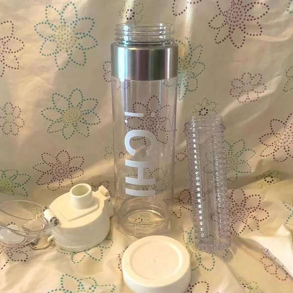 iChi infuse water bottle with strap. Infused your drink 🥤🍒🍉🍎🍍 - Picture 2 of 9